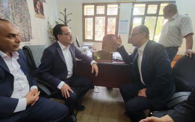 رئيس مصلحة الضرائب يتفقد سير العمل في وحدتي ضريبة العقارات والقات بصنعاء