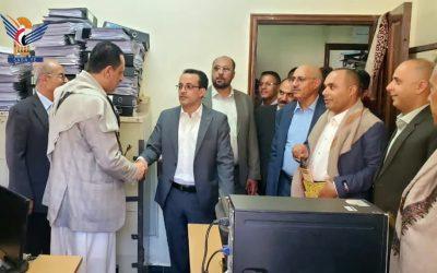 رئيس مصلحة الضرائب يطلع على مستوى الانضباط الوظيفي