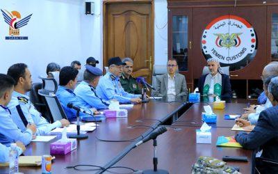 تنفيذًًا لتوجيهات قائد الثورة .. إعفاء مالكي السيارات المتعثرة في حجوزات المرور والجمارك من الرسوم