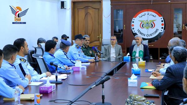 تنفيذًًا لتوجيهات قائد الثورة .. إعفاء مالكي السيارات المتعثرة في حجوزات المرور والجمارك من الرسوم