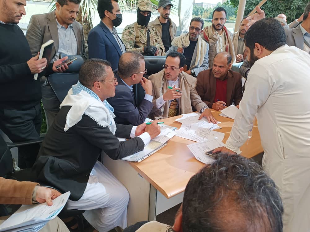 لقاء مباشر لوزير المالية والقائم بأعمال رئيس مصلحة الضرائب والجمارك مع المواطنين والتجار لاستماع شكواهم